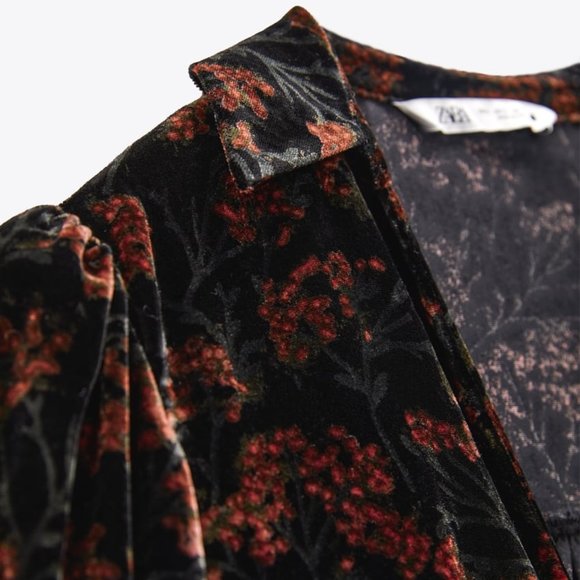 NWT PRINTED VELVET FLORAL BLOUSE. - Picture 5 of 10